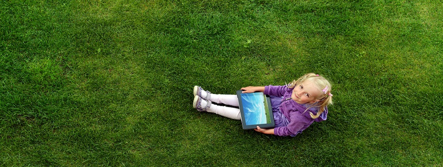 bambina nel prato educambiente bambina nel prato educambiente