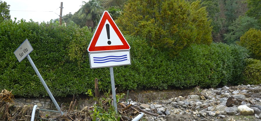 marco corso 3   Varese   Rapporto Uomo Natura  il cartello lo diceva Dopo un'alluvione a Luvinate, provincia di Varese, un carte